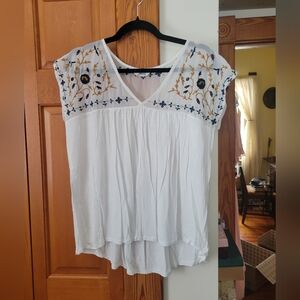 NWOT Amaryllis Embroidered Panel White Flowy Blouse M
